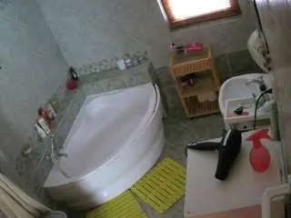 Camsoda Adult Webcams of voyeurcam-julmodels-bath-1st-2