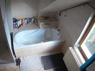 Camsoda Watch Live Sex Cams of voyeurcam-julmodels-bath-2nd-1