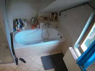 Camsoda Free Porn Cam of voyeurcam-julmodels-bath-2nd-1