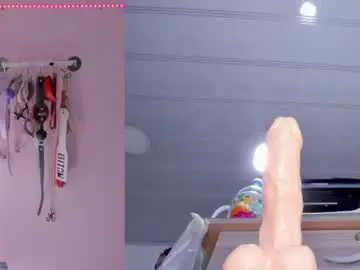 Chaturbate Live Sex Cam of emily_foxxxi