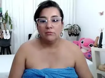 Chaturbate Nude Webcam of mom_17
