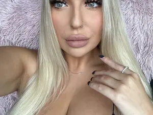 Myfreecams Live Sex Cam of KissMyTitsPls