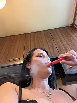 Stripchat Live Sex of Hotmomcheckk_