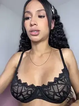 Stripchat Live Sex Cam of Miaa_love6969